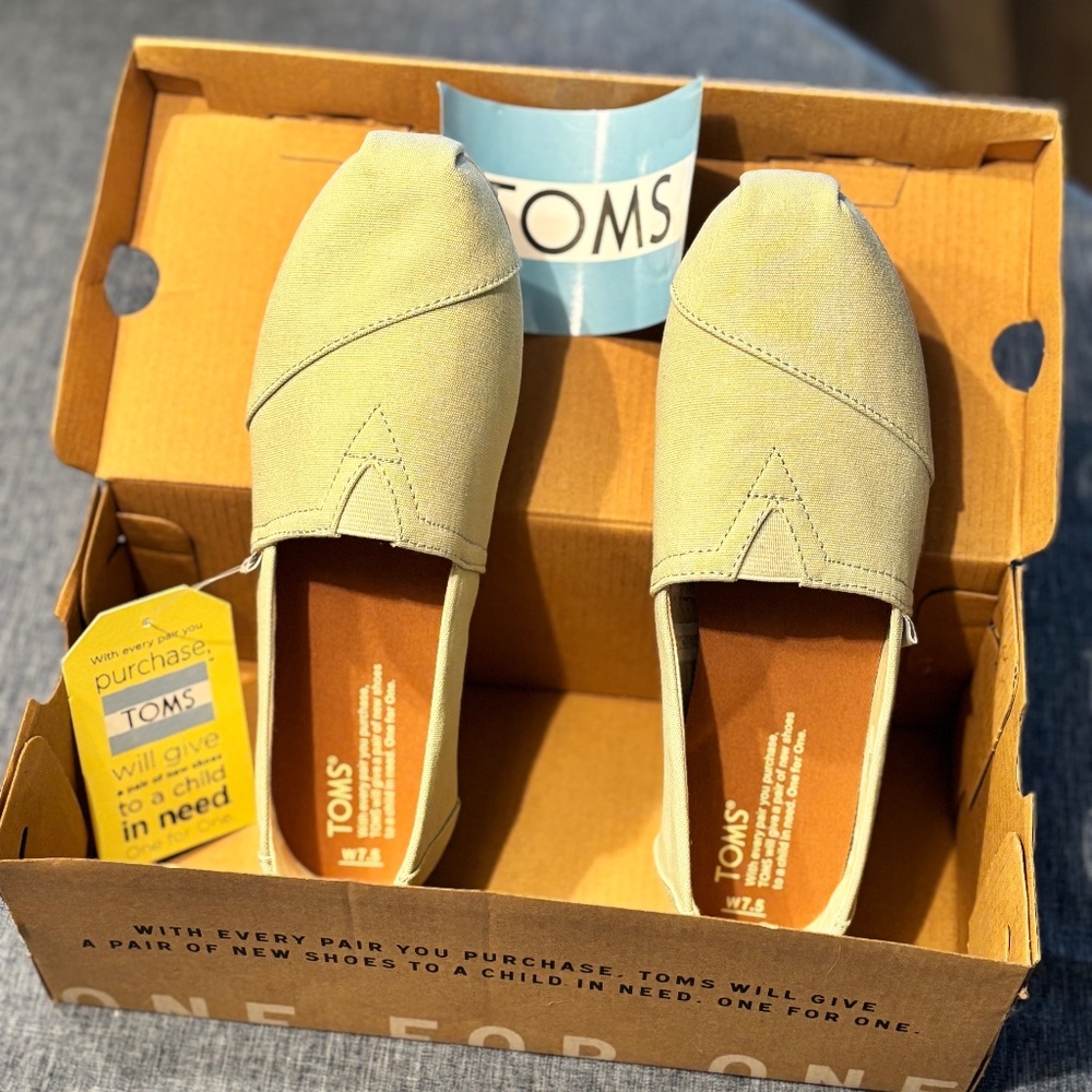 TOMS Classic Mint Canvas Shoes - Size 7.5 Women